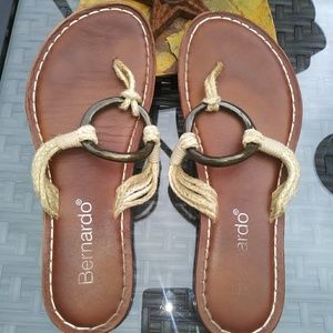 Cream Bernardo Leather Matrix Sandals. Sz. 9